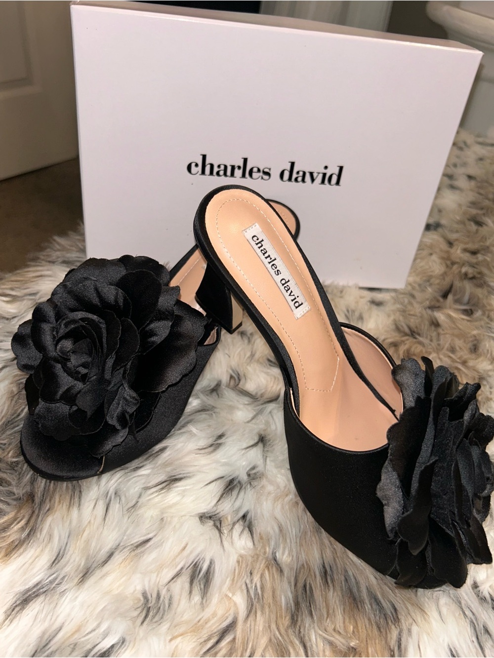 Charles David Kimberly Open Toe Flower Slide Sandals